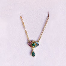 Carica l'immagine nel visualizzatore di Gallery, Collana in Oro Giallo con Evil Eye di Smeraldo e Zaffiri e Goccia di Smeraldo