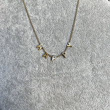 Carica l'immagine nel visualizzatore di Gallery, Collana in oro giallo con scritta Happy