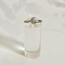 Carica l'immagine nel visualizzatore di Gallery, Anello in Oro Bianco a forma di Luna con Diamanti