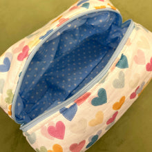 Carica l'immagine nel visualizzatore di Gallery, Beauty Case Grande - Fantasia Cuori Multicolore