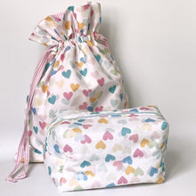 Carica l'immagine nel visualizzatore di Gallery, Beauty Case Grande - Fantasia Cuori Multicolore