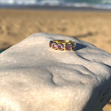 Carica l'immagine nel visualizzatore di Gallery, Anello in Oro Giallo con Zaffiri a forma di cuore