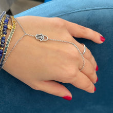 Carica l'immagine nel visualizzatore di Gallery, Bracciale Baciamano Hamsa in oro bianco, brillanti e zaffiro