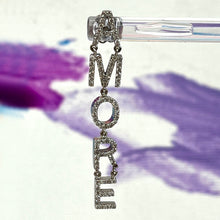 Carica l'immagine nel visualizzatore di Gallery, Orecchini in oro bianco e diamanti con scritta AMORE