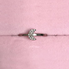 Carica l'immagine nel visualizzatore di Gallery, Anello in Oro Bianco a forma di Luna con Diamanti