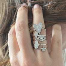 Carica l'immagine nel visualizzatore di Gallery, Anello in Oro Bianco con forma Hamsa e Diamanti