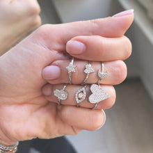 Carica l'immagine nel visualizzatore di Gallery, Anello in Oro Bianco a forma di Cuore Piccolo con Diamanti