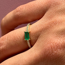 Carica l'immagine nel visualizzatore di Gallery, Anello in Oro Giallo con Baguette in Smeraldo e Diamanti