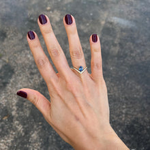 Carica l'immagine nel visualizzatore di Gallery, Anello in Oro Giallo con Brillanti e Zaffiro a Goccia