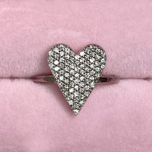 Carica l'immagine nel visualizzatore di Gallery, Anello in Oro Bianco a forma di Cuore Grande con Diamanti