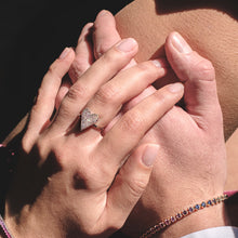 Carica l'immagine nel visualizzatore di Gallery, Anello in Oro Bianco a forma di Cuore Grande con Diamanti