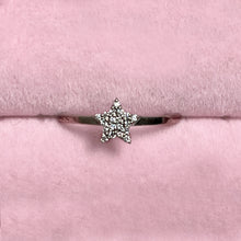 Carica l'immagine nel visualizzatore di Gallery, Anello in Oro Bianco a forma di Stella con Diamanti