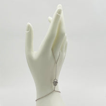 Carica l'immagine nel visualizzatore di Gallery, Bracciale Baciamano Hamsa in oro bianco, brillanti e zaffiro