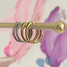 Carica l'immagine nel visualizzatore di Gallery, Orecchini in Oro Giallo a Cerchio con Diamanti Brown