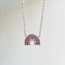 Carica l'immagine nel visualizzatore di Gallery, Collana in Oro Bianco con ciondolo Arcobaleno di Zaffiri