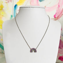 Carica l'immagine nel visualizzatore di Gallery, Collana in Oro Bianco con ciondolo Arcobaleno di Zaffiri