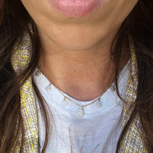 Carica l'immagine nel visualizzatore di Gallery, Catena in Oro Giallo con gocce in Oro Bianco e Diamanti