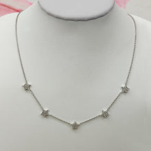 Carica l'immagine nel visualizzatore di Gallery, Collana in Oro Bianco con Stelline di diamanti
