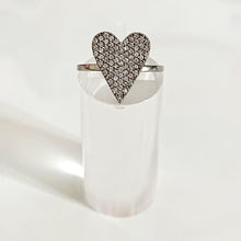 Carica l'immagine nel visualizzatore di Gallery, Anello in Oro Bianco a forma di Cuore Grande con Diamanti