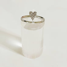 Carica l'immagine nel visualizzatore di Gallery, Anello in Oro Bianco a forma di Cuore Piccolo con Diamanti