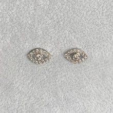 Carica l&#39;immagine nel visualizzatore di Gallery, Orecchini in Oro Bianco e Diamanti a forma di Evil Eye
