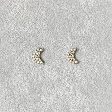 Carica l'immagine nel visualizzatore di Gallery, Orecchini in Oro Bianco e Diamanti a forma di Luna