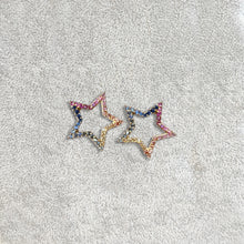 Carica l'immagine nel visualizzatore di Gallery, Orecchini in Oro Giallo a Stella con Zaffiri Arcobaleno