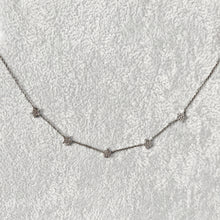 Carica l'immagine nel visualizzatore di Gallery, Collana in Oro Bianco con Stelline di diamanti
