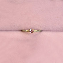 Carica l&#39;immagine nel visualizzatore di Gallery, Anello in Oro Giallo con Zaffiro rosa ovale e diamanti
