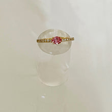 Carica l'immagine nel visualizzatore di Gallery, Anello in Oro Giallo con Zaffiro rosa ovale e diamanti