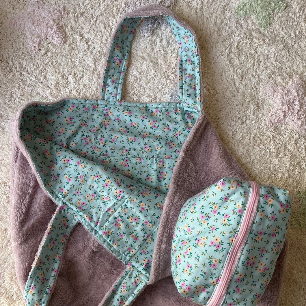 Borsa in bamboo e fiori sfondo celesti
