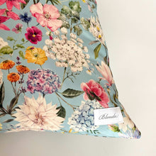 Carica l&#39;immagine nel visualizzatore di Gallery, Cuscino Impermeabile Fiori di Campo Celeste
