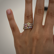 Carica l&#39;immagine nel visualizzatore di Gallery, Anello in Oro Giallo con Zaffiro rosa ovale e diamanti
