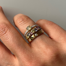 Carica l&#39;immagine nel visualizzatore di Gallery, Anello zaffiri trillion multicolore in oro giallo
