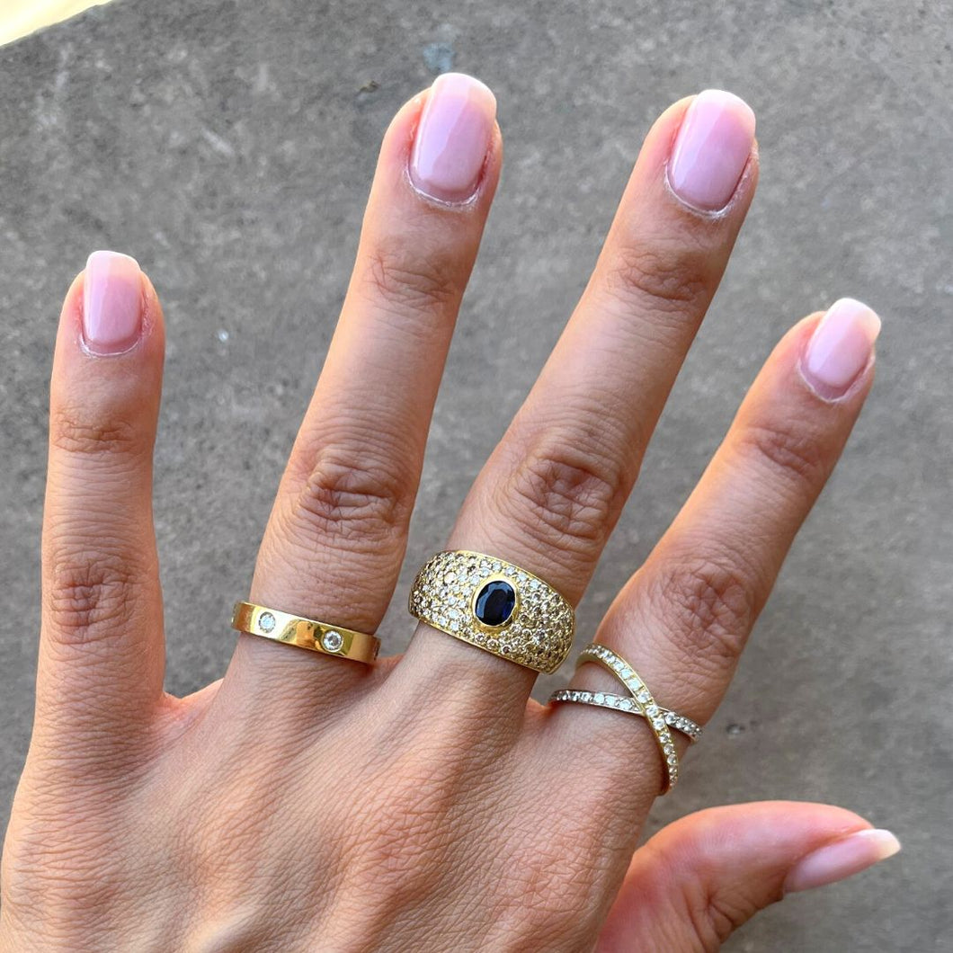 Anello a fascia con Diamanti Brown e Zaffiro