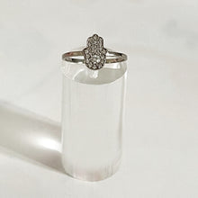 Carica l&#39;immagine nel visualizzatore di Gallery, Anello in Oro Bianco con forma Hamsa e Diamanti
