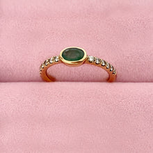 Carica l&#39;immagine nel visualizzatore di Gallery, Anello in Oro Giallo con Ovale di Smeraldo e Diamanti
