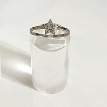 Carica l&#39;immagine nel visualizzatore di Gallery, Anello  in Oro Bianco a forma di Stella con Diamanti
