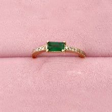 Carica l&#39;immagine nel visualizzatore di Gallery, Anello in Oro Giallo con Baguette in Smeraldo e Diamanti
