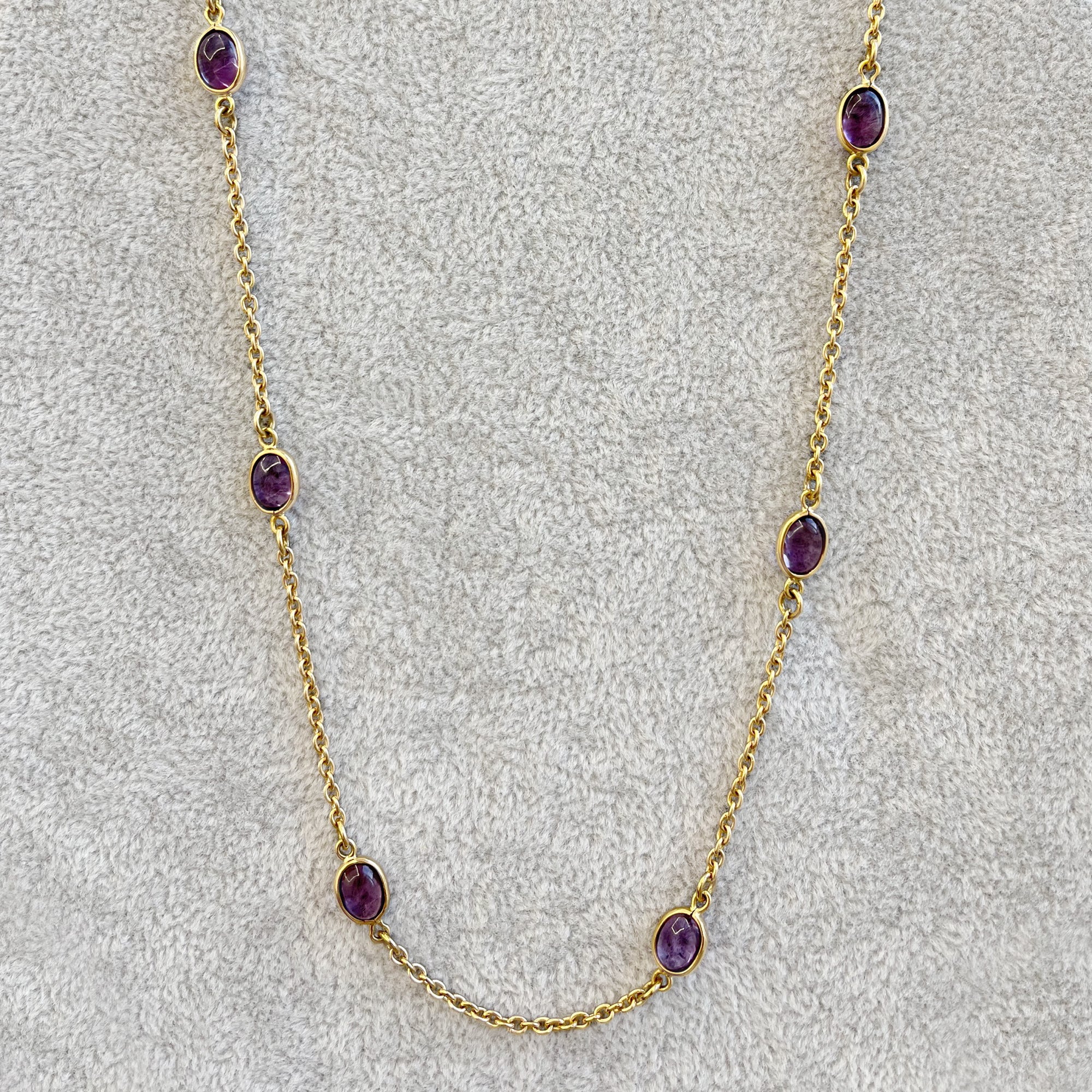 Collana design con ciondolo farfalla in oro bianco 18k con zaffiri blu e diamanti | GV
