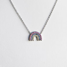 Carica l&#39;immagine nel visualizzatore di Gallery, Collana in Oro Bianco con ciondolo Arcobaleno di Zaffiri
