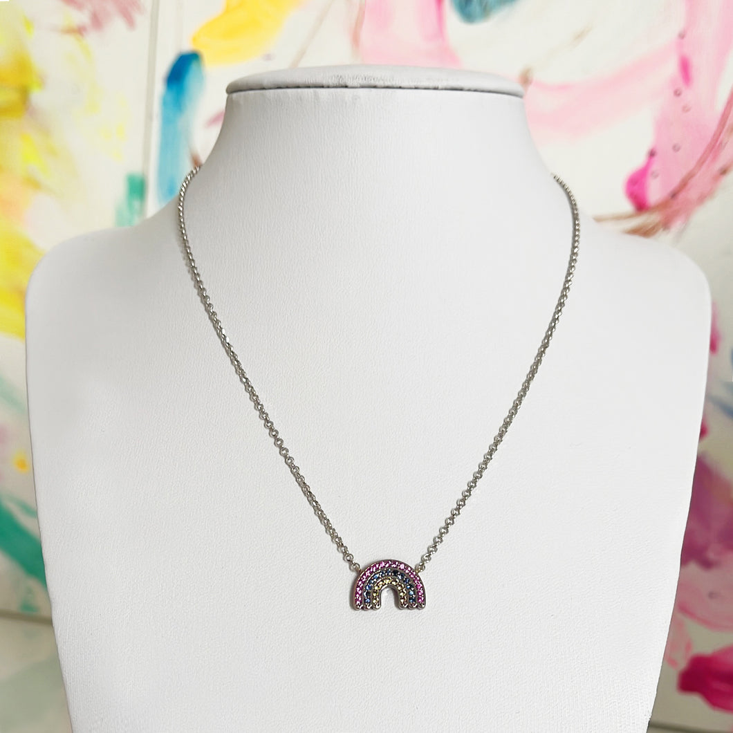 Collana in Oro Bianco con ciondolo Arcobaleno di Zaffiri