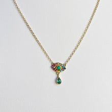 Carica l&#39;immagine nel visualizzatore di Gallery, Collana in Oro Giallo con Evil Eye di Smeraldo e Zaffiri e Goccia di Smeraldo

