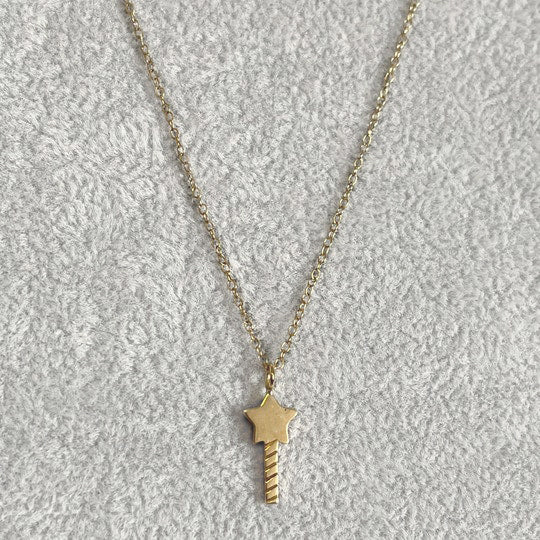Collana in oro giallo con ciondolo a forma di bacchetta magica
