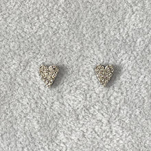 Carica l&#39;immagine nel visualizzatore di Gallery, Orecchini in Oro Bianco e Diamanti a forma di cuore
