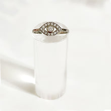 Carica l&#39;immagine nel visualizzatore di Gallery, Anello in Oro Bianco a forma di Evil Eye con Diamanti
