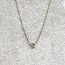 Carica l&#39;immagine nel visualizzatore di Gallery, Collana in Oro Bianco con ciondolo Fiocco di Neve
