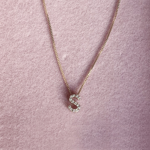 Collana in Oro Giallo con Lettera di Brillanti
