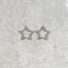 Carica l&#39;immagine nel visualizzatore di Gallery, Orecchini in oro Bianco a forma di Stelle vuote con diamanti
