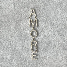 Carica l&#39;immagine nel visualizzatore di Gallery, Orecchini in oro bianco e diamanti con scritta AMORE
